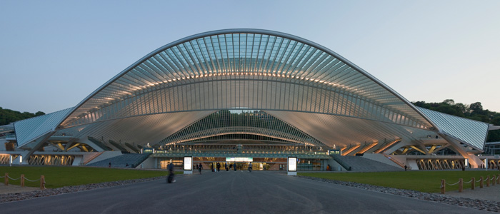 Liège-Guillemins TGV-Bahnhof (Calatrava 2009) Ost-Eingang abends